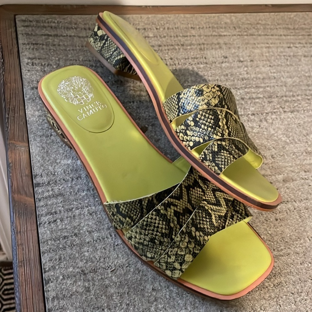 Vince Camuto SlipOn Sandals Size 7.5M Green Snakeskin Casual Chic Minimalist